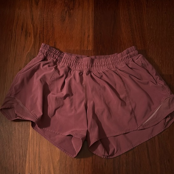 Lululemon Hotty Hot Shorts 10 Tall - Picture 1 of 4